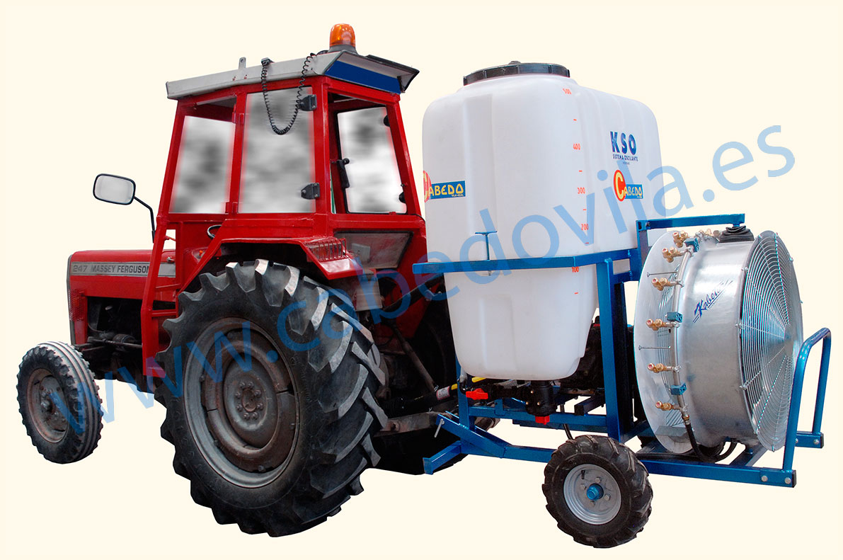 Atomizador agrícola suspendido a tractor KSO. El tractor, arrastra un atomizador suspendido por medio de una extructura con ruedas.