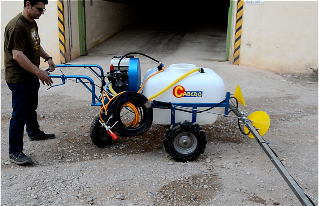 Carretilla de pulverización agrícola diseñada para circular por todo tipo de terrenos.