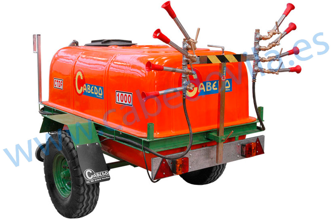 Pulverizador agrícola preparado para el tratamiento de olivos, almendros y frutales.